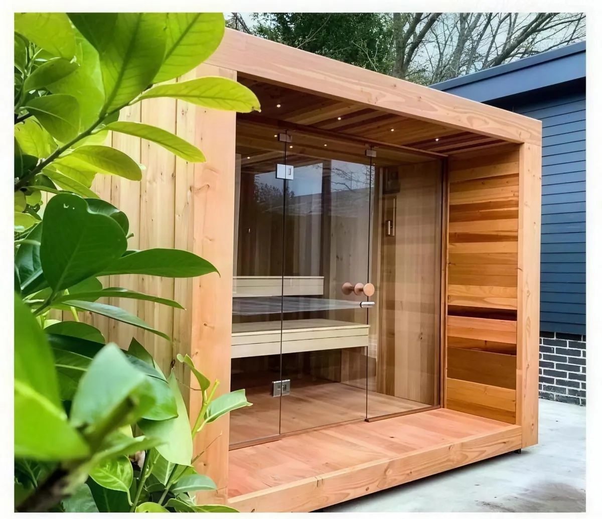 Outdoor sauna barrel segi empat dalam red cedar dengan muka kaca dan bangku bertingkat di sisi laman